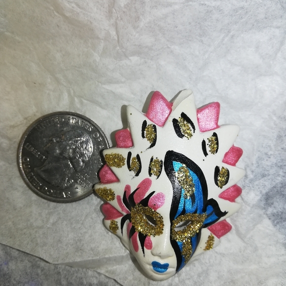 Vintage Mardi Gras pin - Picture 3 of 5